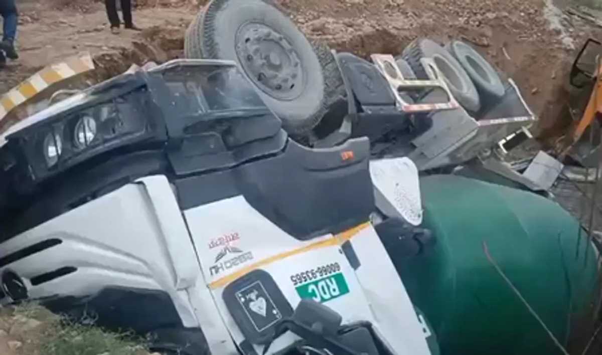 जम्मू-कश्मीर के सांबा में चीची माता मंदिर के पास मिक्सर मशीन पलटने से मजदूर की मौत